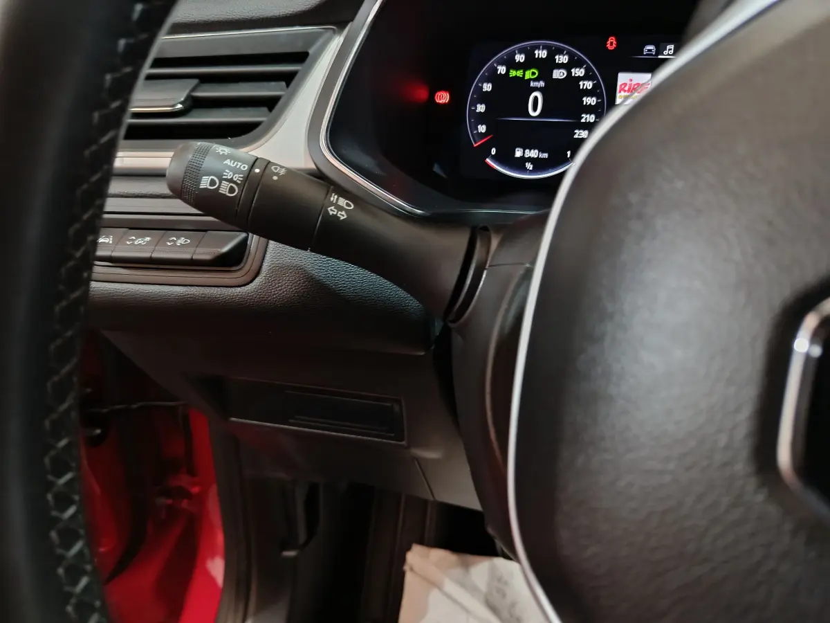 Vue rapprochée du combiné d'instruments digital du Renault Captur Techno TCe 90 2024 avec volant partiel visible.