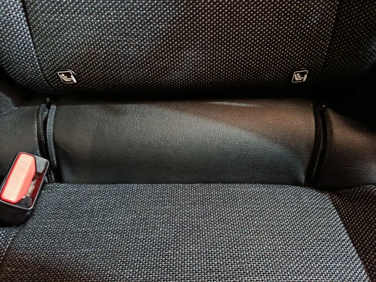 Gros plan sur la banquette arrière noire texturée du Renault Captur 2024 avec ceintures de sécurité visibles.