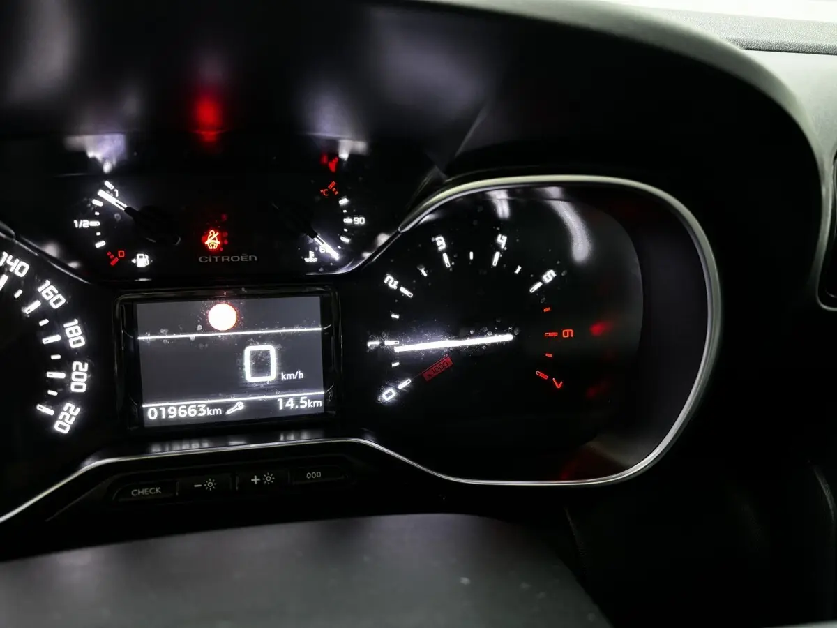 Vue rapprochée du combiné d'instruments numérique et analogique du tableau de bord du Citroën C3 Aircross 2024.