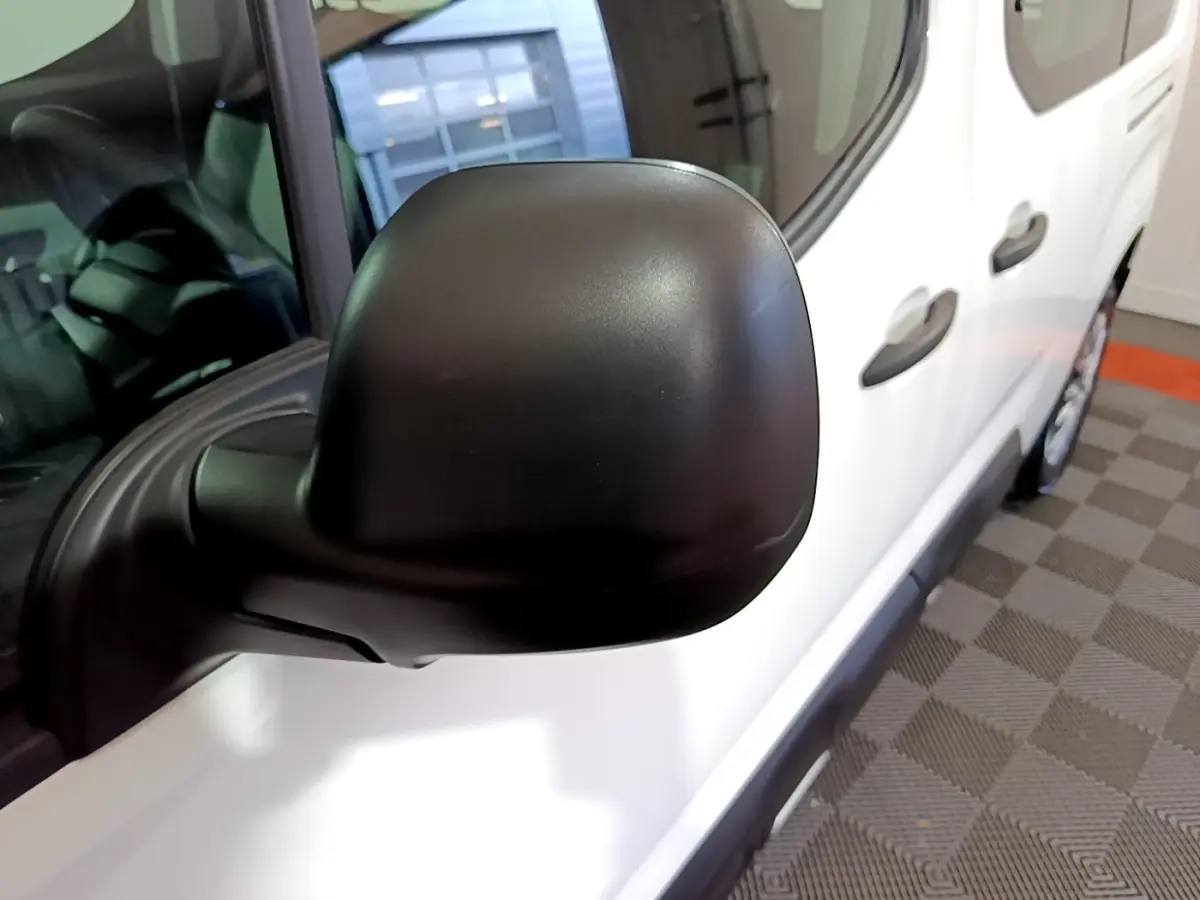 Gros plan sur le rétroviseur côté conducteur noir du Citroën Berlingo XL blanc vu de profil droit.