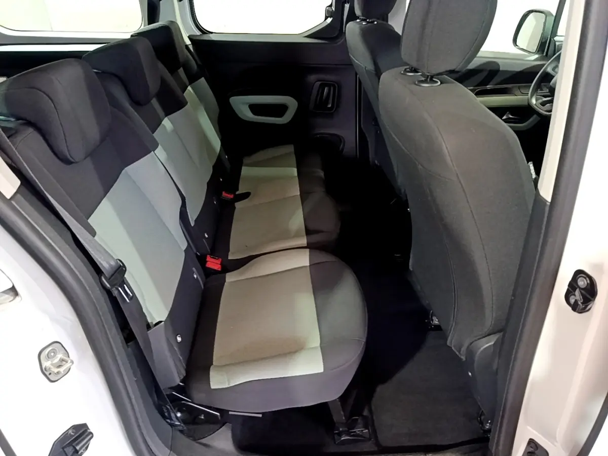 Vue intérieure côté gauche montrant la banquette arrière bicolore gris et noir du Citroën Berlingo XL blanc de 2019.