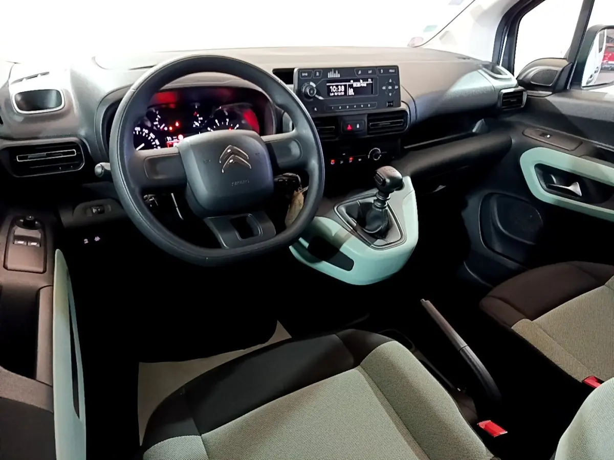 Vue intérieure avant du Citroën Berlingo XL 2019, tableau de bord noir avec touches vert clair et volant multifonction.