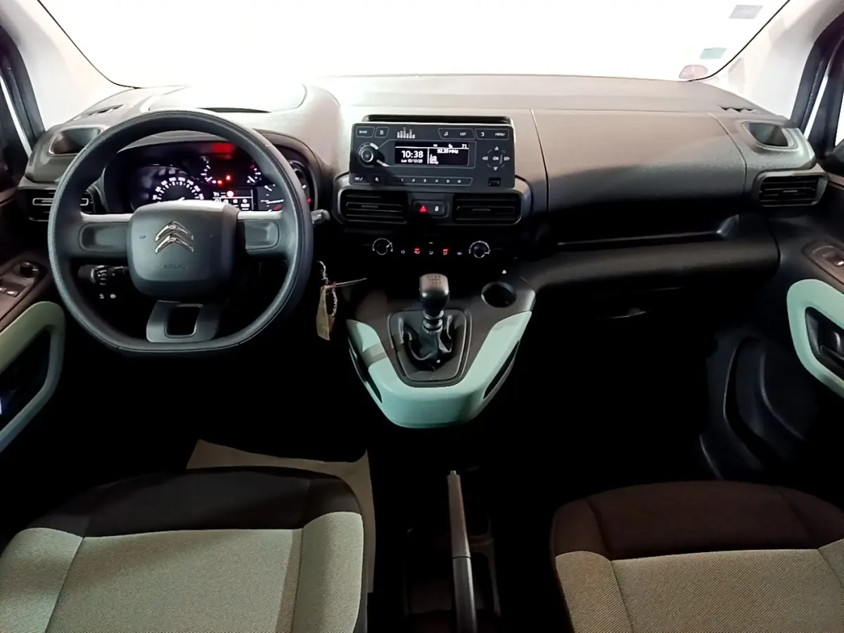 Vue intérieure avant du Citroën Berlingo XL blanc de 2019, avec tableau de bord et levier de vitesses manuel visibles.