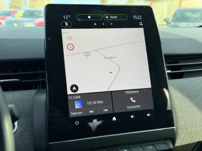 Écran tactile central de la Renault Clio 1.6 E-Tech 145ch full hybrid Techno 2025 affichant la navigation et la radio.
