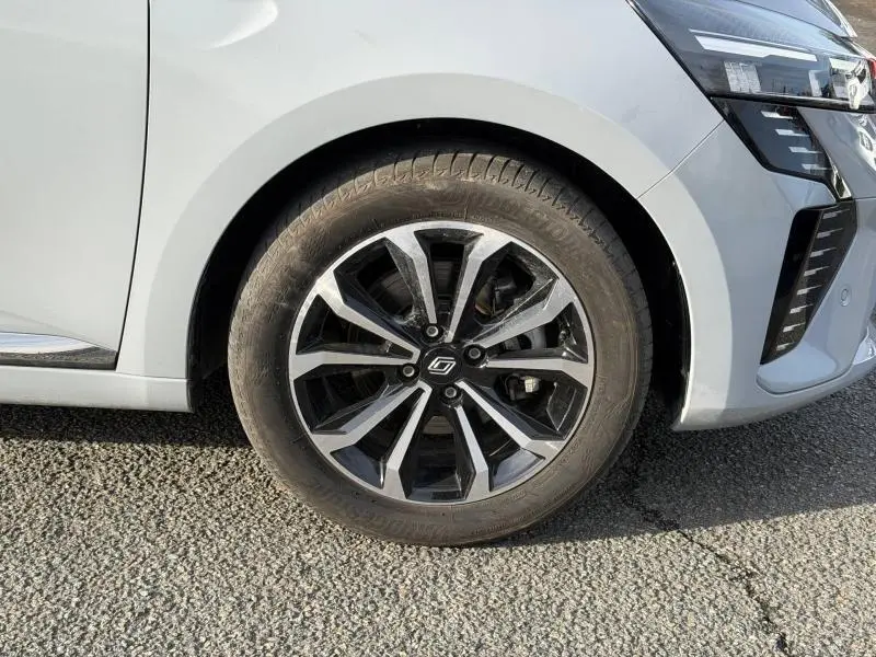 Gros plan sur la roue avant droite de la Renault Clio 1.6 E-Tech gris Rafale avec jante alliage au design moderne.