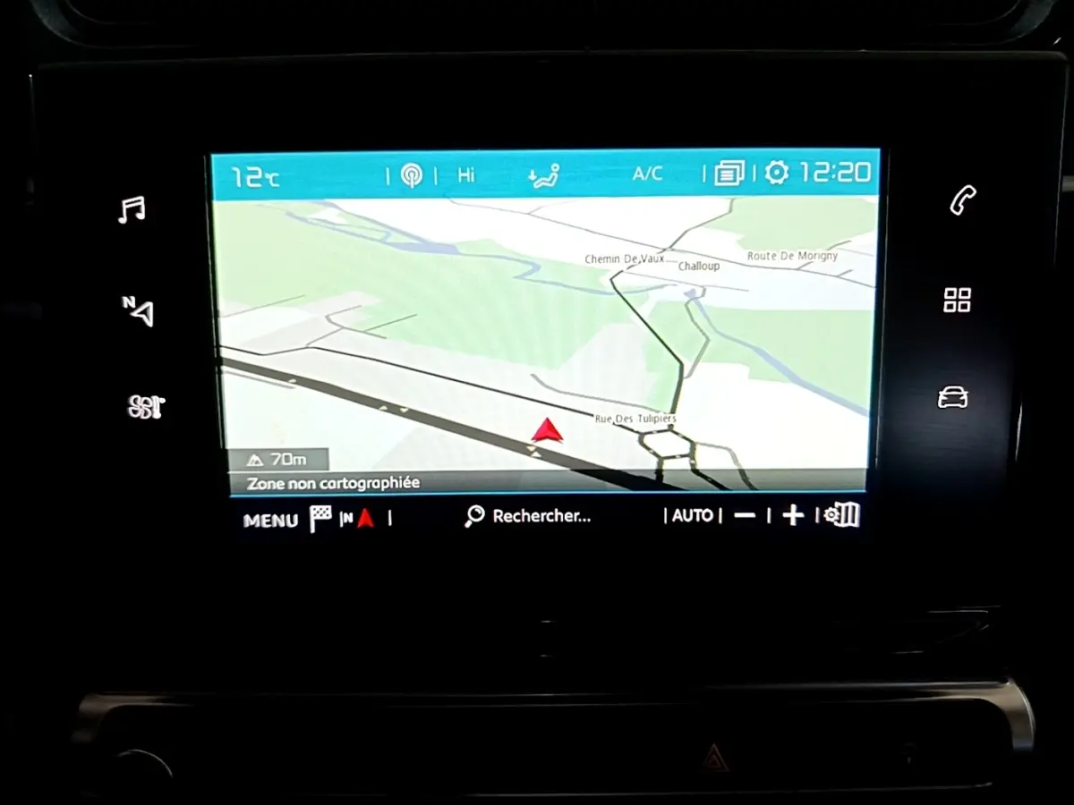 Écran tactile central de navigation 7 pouces affichant une carte dans l'habitacle d'une Citroën C3 bleue.