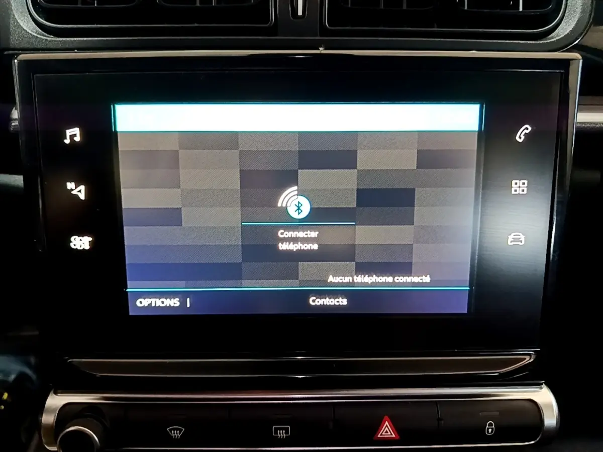 Écran tactile central de la Citroën C3 BlueHDi 2017 affichant la connexion Bluetooth, intérieur noir.