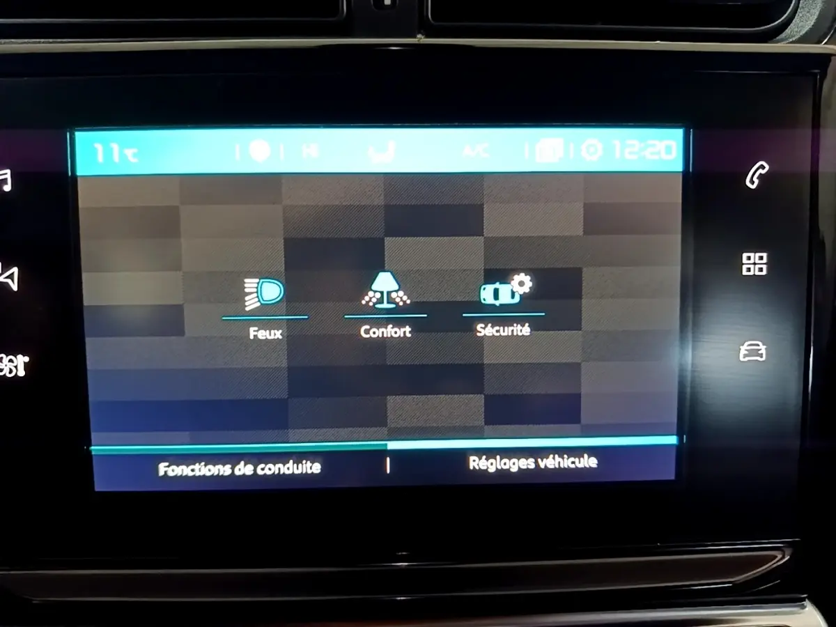 Écran tactile central de la Citroën C3 bleu affichant les réglages Feux, Confort et Sécurité en mode jour.