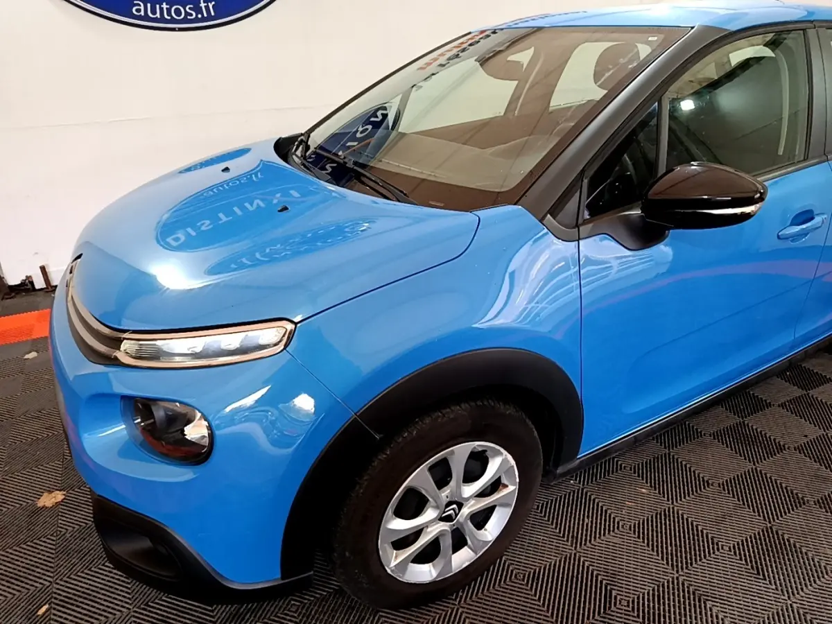 Vue 3/4 avant droit d'une Citroën C3 bleu vif avec rétroviseur noir et jante alliage argentée.