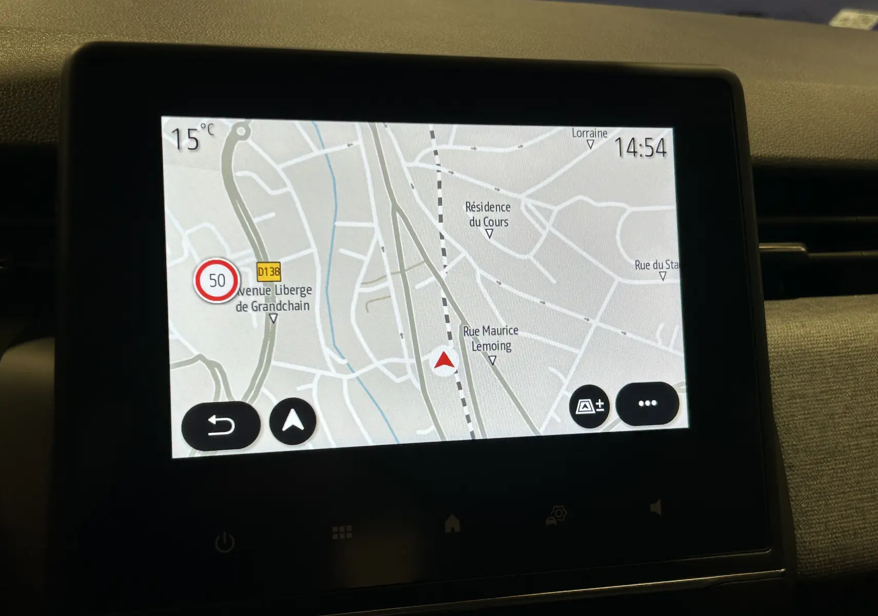Écran tactile du GPS de la Renault Clio V affichant une carte avec itinéraire et vitesse limitée à 50 km/h.