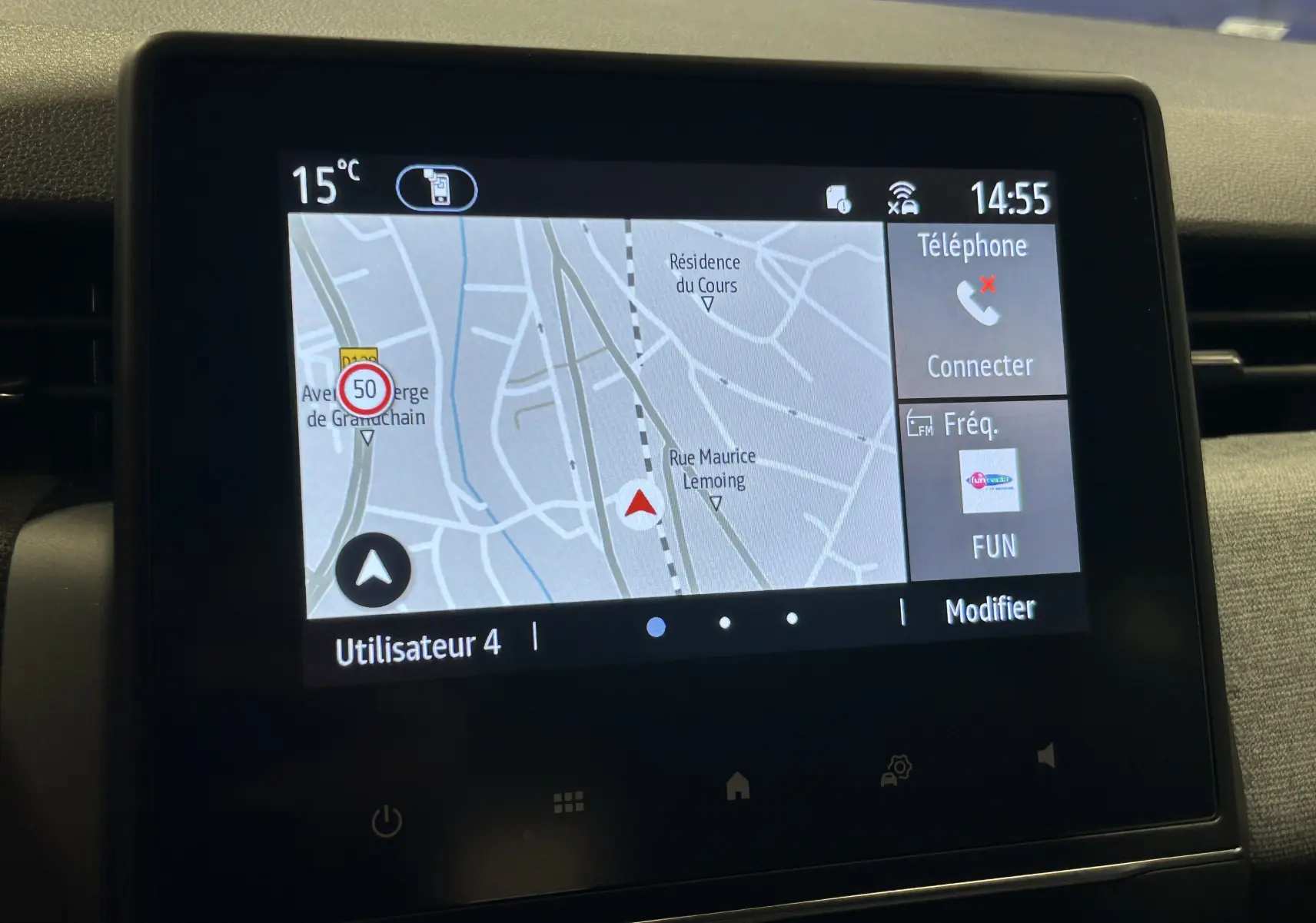 Écran tactile du système GPS de la Renault Clio V, affichant une carte et les options téléphone et radio, intérieur noir.