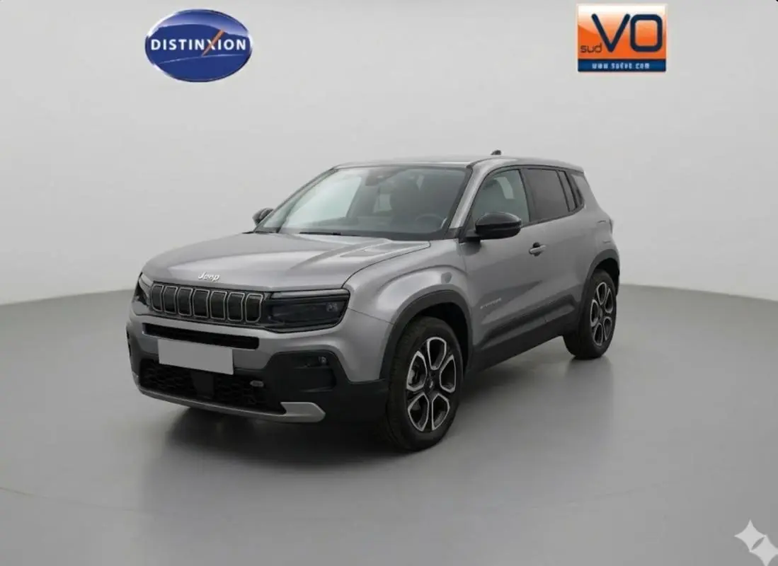 Jeep Avenger gris vue 3/4 avant droit, SUV compact avec calandre distinctive et jantes spécifiques Summit.