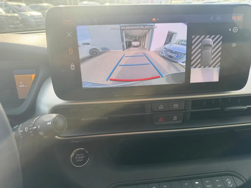 Vue intérieure du tableau de bord du Jeep Avenger gris 2025, avec écran tactile affichant la caméra de recul en marche.