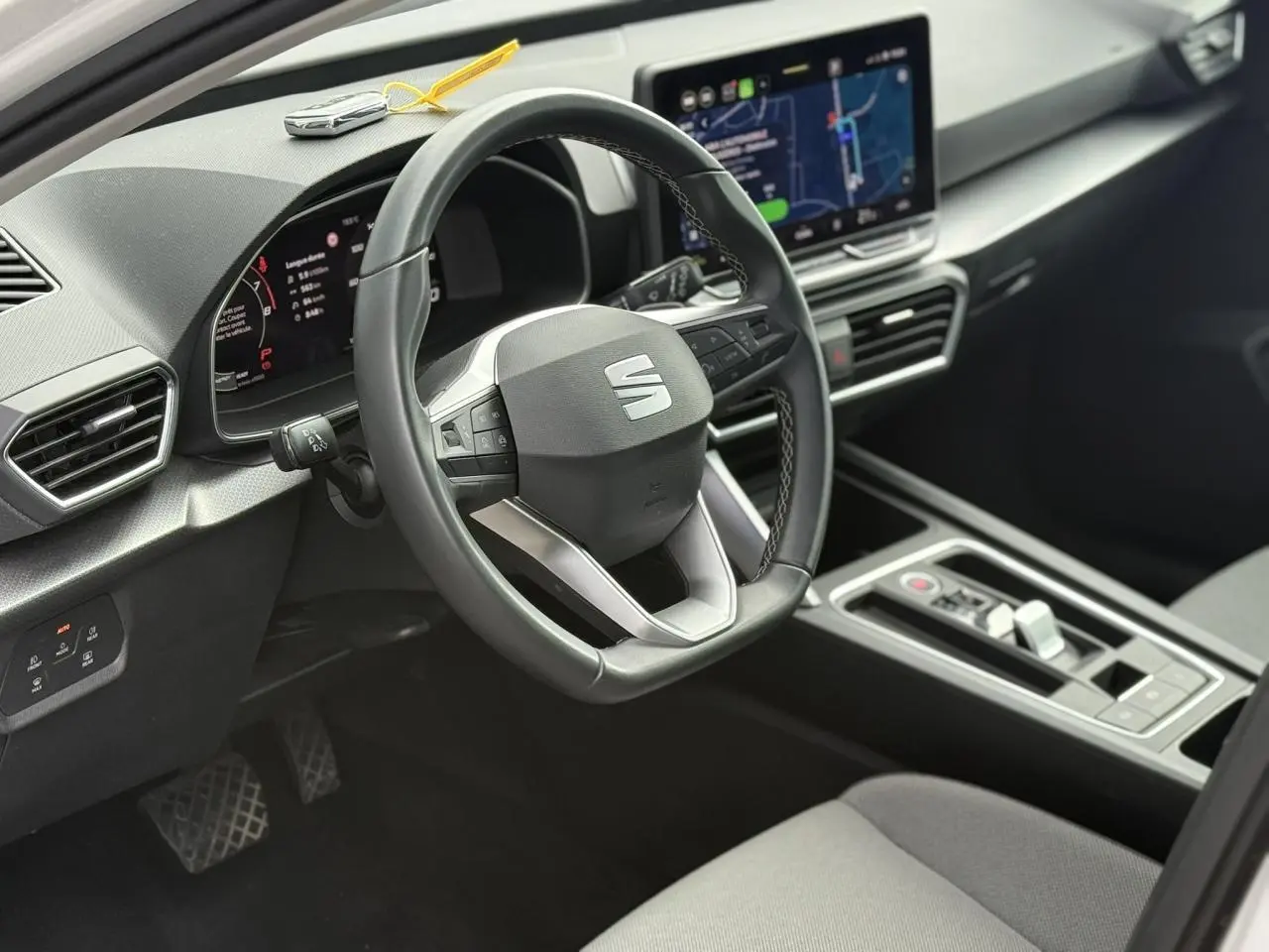 Vue intérieure côté conducteur du tableau de bord et volant cuir multifonction de la SEAT LEON 2025.