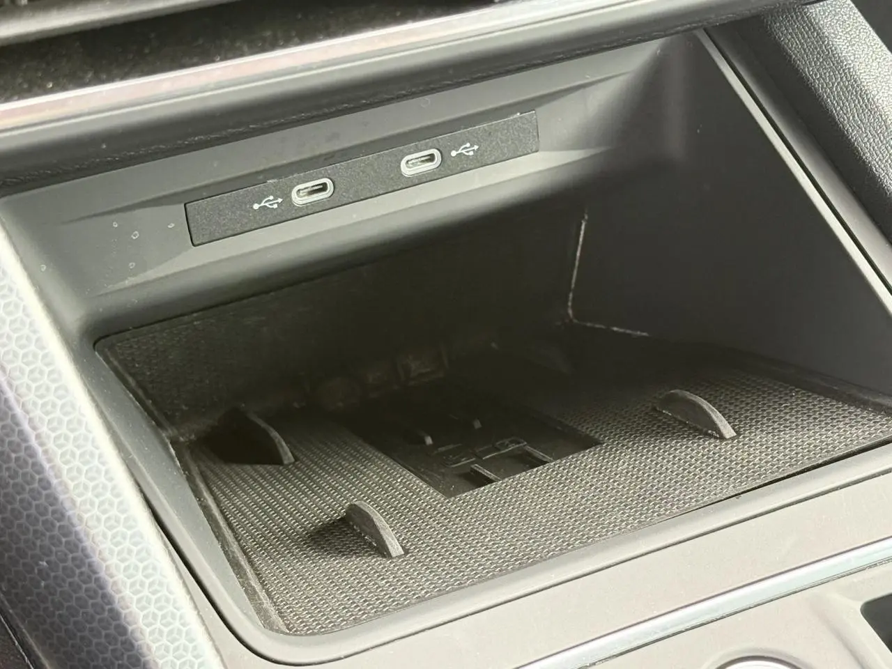Gros plan sur la console centrale noire du SEAT LEON 2025, avec deux ports USB-C visibles en haut.