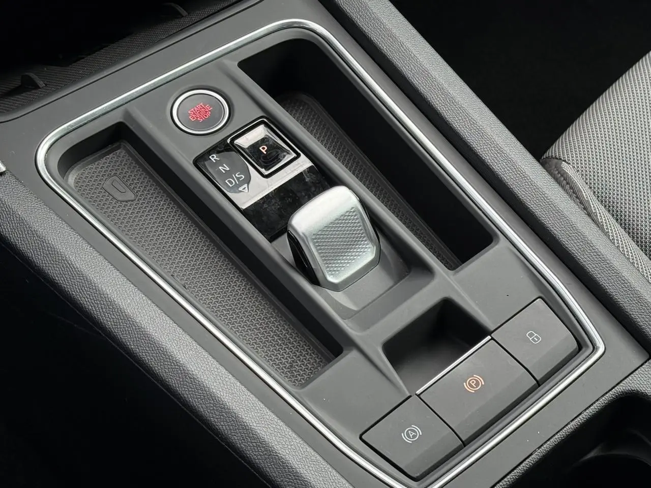 Vue rapprochée de la console centrale avec levier de vitesse automatique et bouton start/stop dans une SEAT Leon blanche.