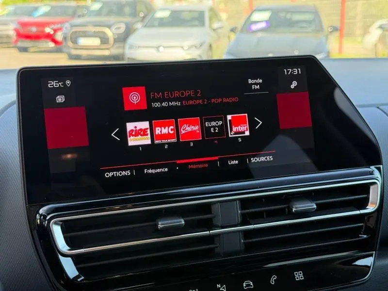 Écran tactile central du tableau de bord du Citroën C5 Aircross noir, affichant les stations radio FM.
