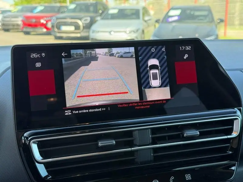 Écran tactile intérieur du Citroën C5 Aircross 2025 affichant la caméra de recul avec vue arrière et guidage dynamique.