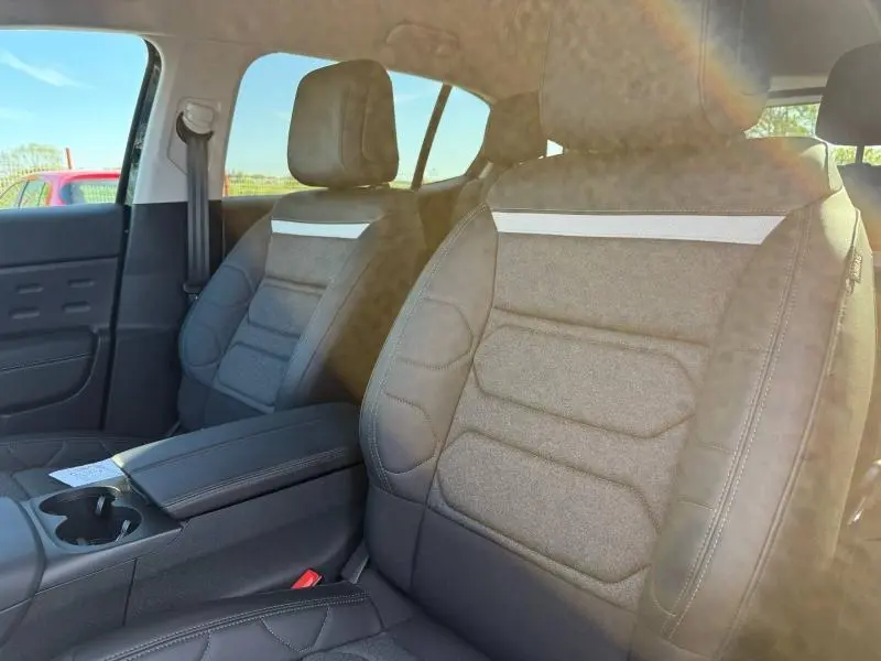 Vue intérieure rapprochée des sièges avant en tissu Bruneo chine et cuir noir du Citroën C5 Aircross 2025.