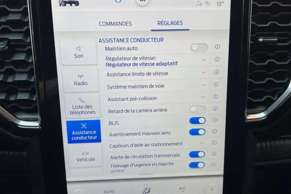 Écran tactile intérieur du Ford Ranger 3.0 V6 Wildtrak Plus montrant les réglages d’assistance conducteur.