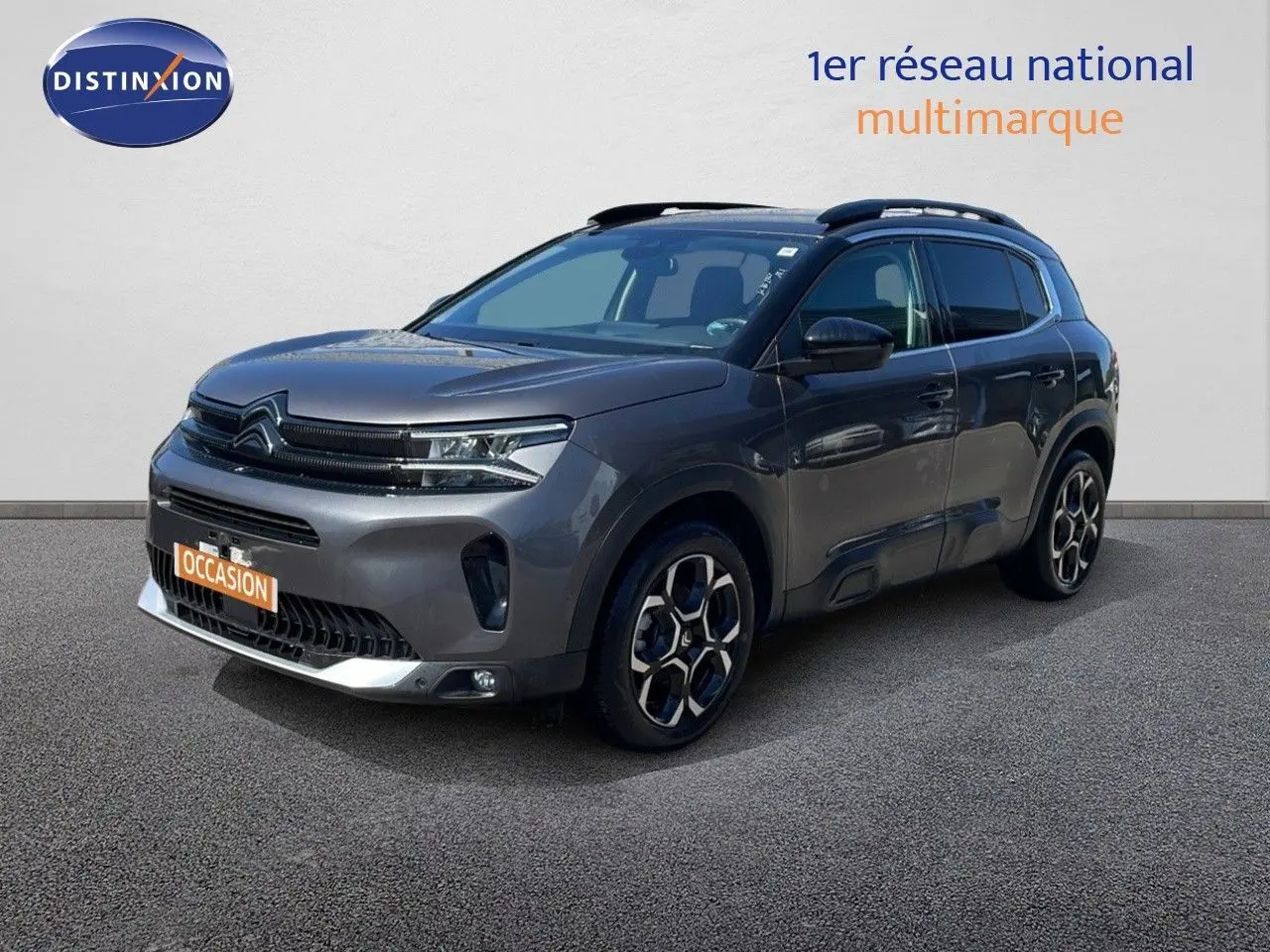 Citroën C5 Aircross gris platinium métal en 3/4 avant droit, avec jantes bi-ton et toit noir.