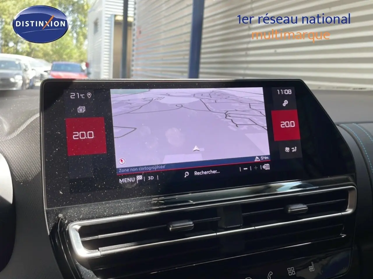 Vue intérieure du tableau de bord du Citroën C5 Aircross gris platinium, avec écran tactile affichant la navigation.