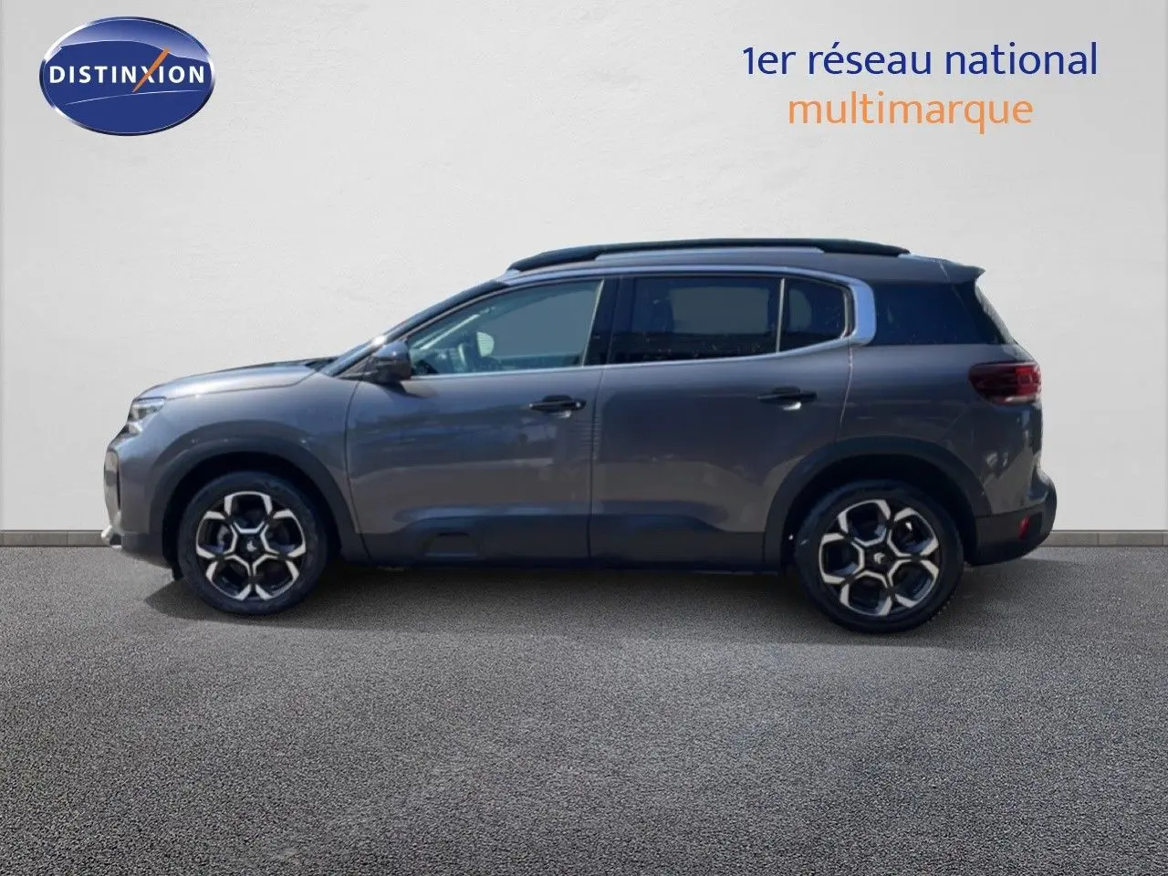 Vue latérale droite d'un Citroën C5 Aircross gris platinium métallisé avec jantes bi-ton et toit noir.