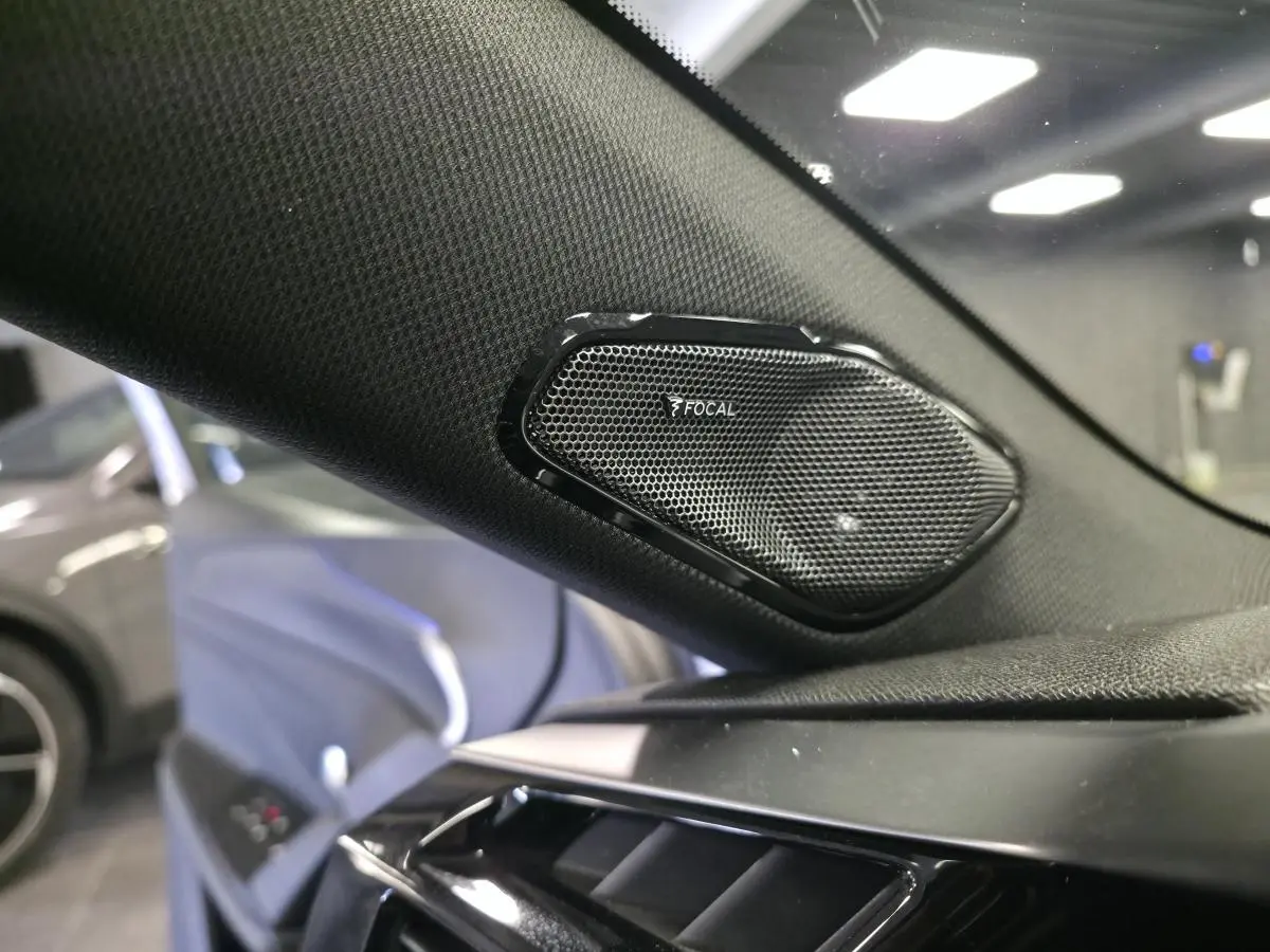 Haut-parleur Focal intégré sur le montant avant côté gauche d’une Peugeot 308 gris, intérieur moderne.
