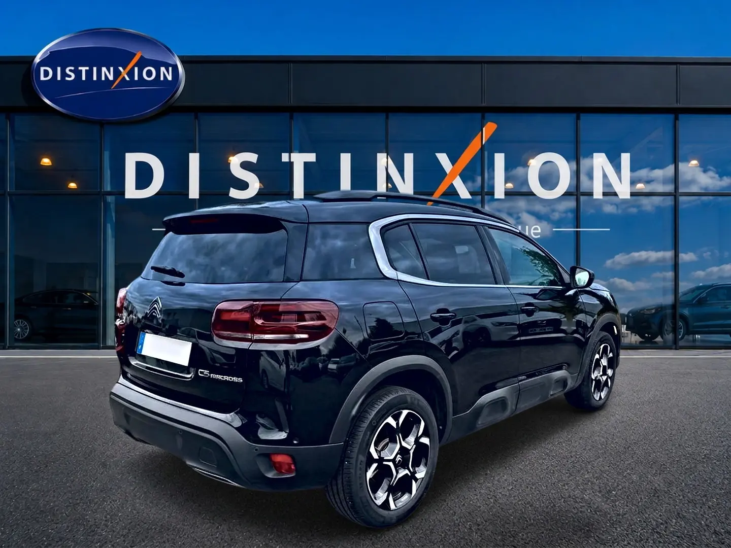 Vue 3/4 arrière droite d'un Citroën C5 Aircross noir avec jantes alu et vitres arrière teintées.