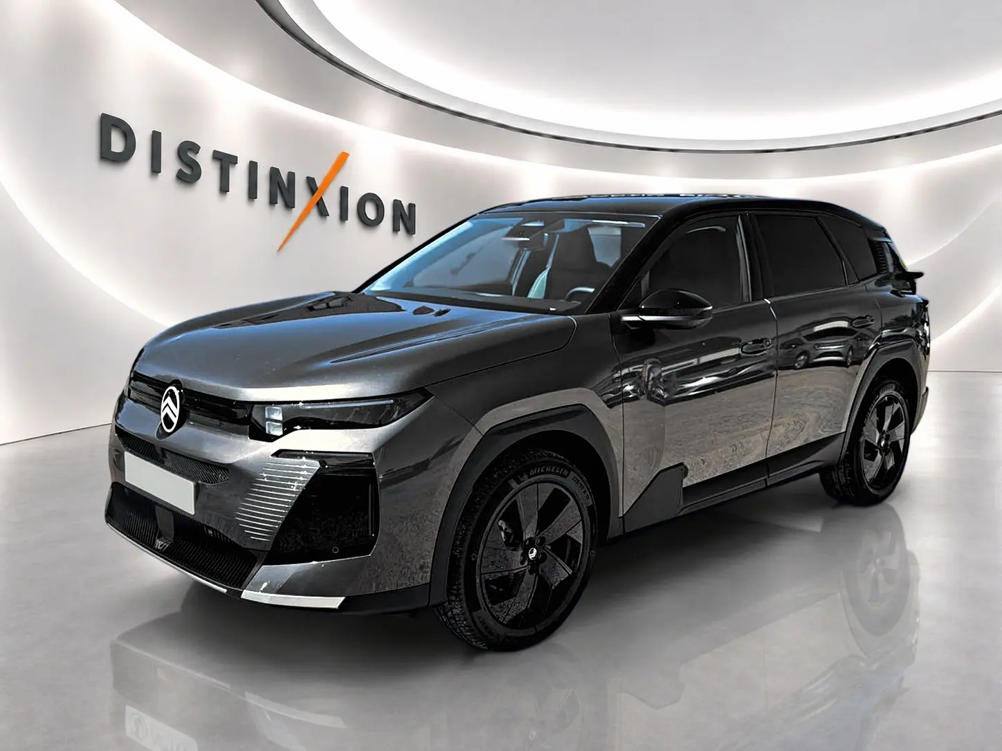 Citroën C5 Aircross 2026 gris platinium vue 3/4 avant avec toit noir et jantes alliage noires.