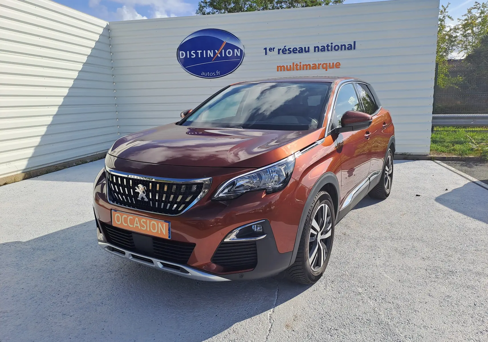 Peugeot 3008 Metallic Cooper vue 3/4 avant droit, avec calandre chromée et jantes alliage bicolores.