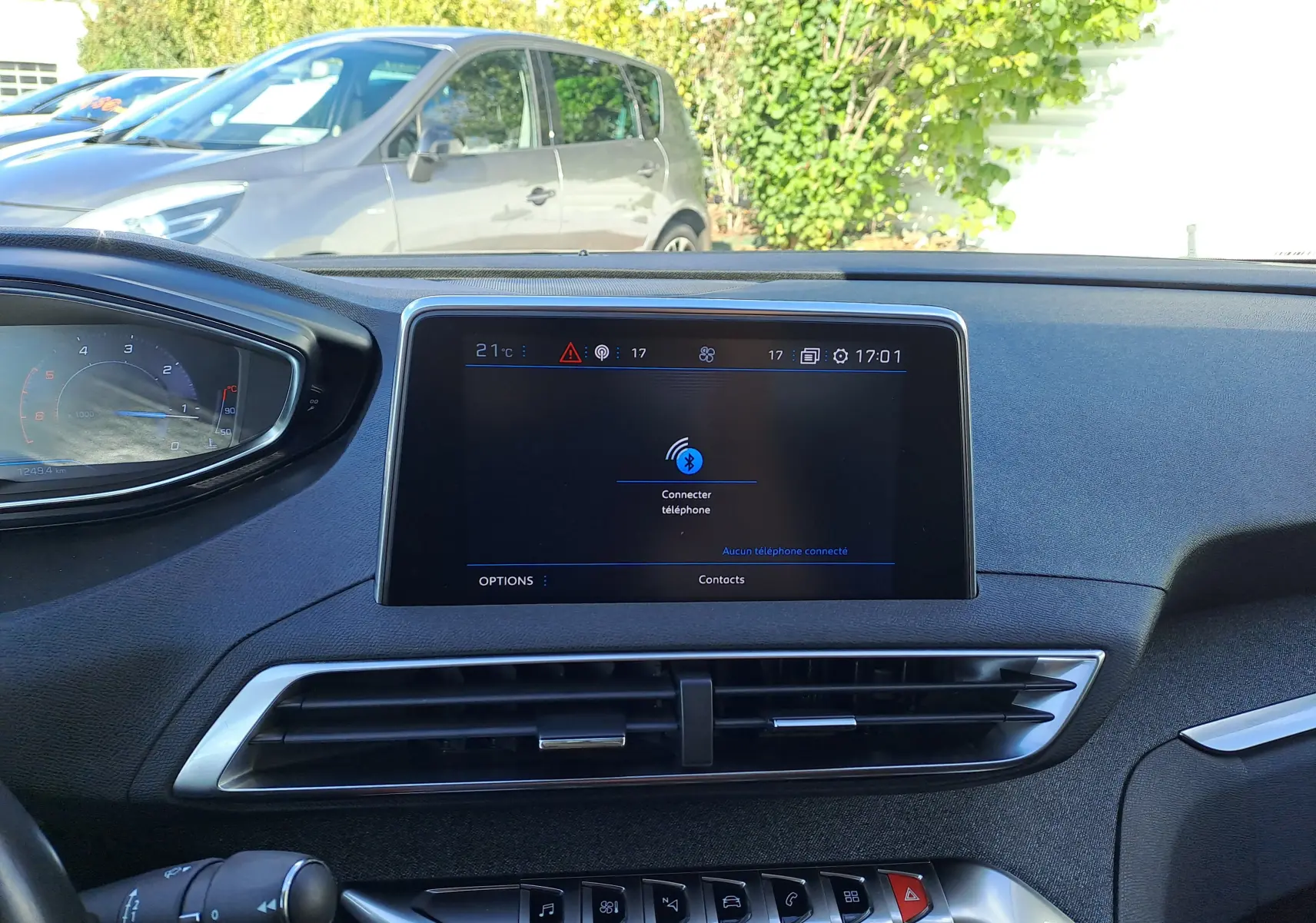 Intérieur du Peugeot 3008 2019, vue sur l'écran central tactile et tableau de bord noir avec commandes intégrées.