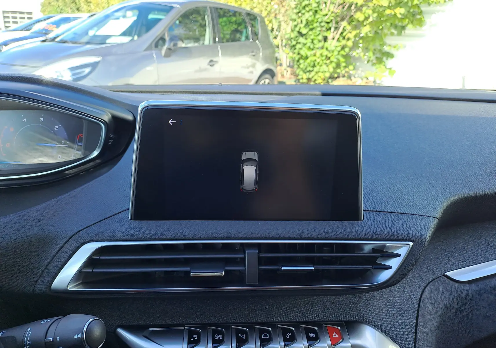 Vue intérieure du tableau de bord du Peugeot 3008 2019, écran central affichant la vue de dessus du véhicule.