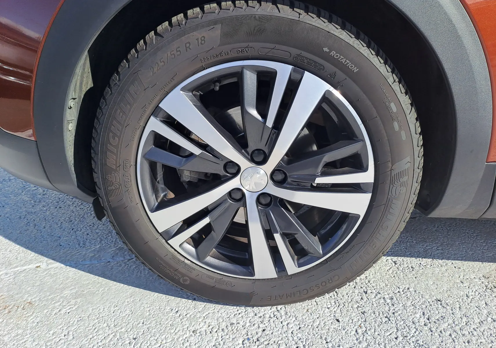 Gros plan sur la roue avant gauche du Peugeot 3008 2019 metallic cooper avec jante alliage bicolore et pneu Michelin.