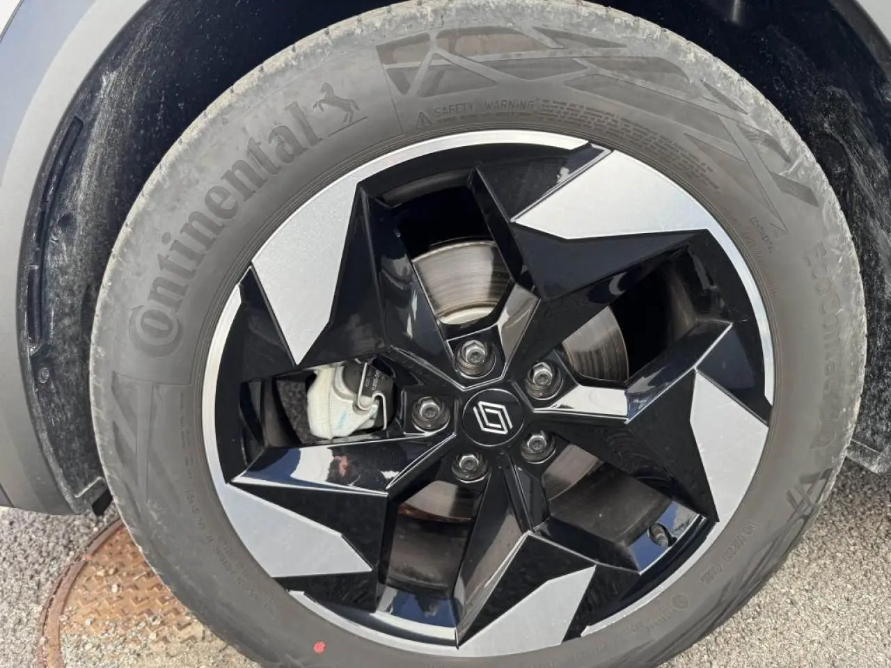 Gros plan sur la jante aluminium 18 pouces bicolore noire et grise du Renault Captur II 2025, pneu Continental visible.