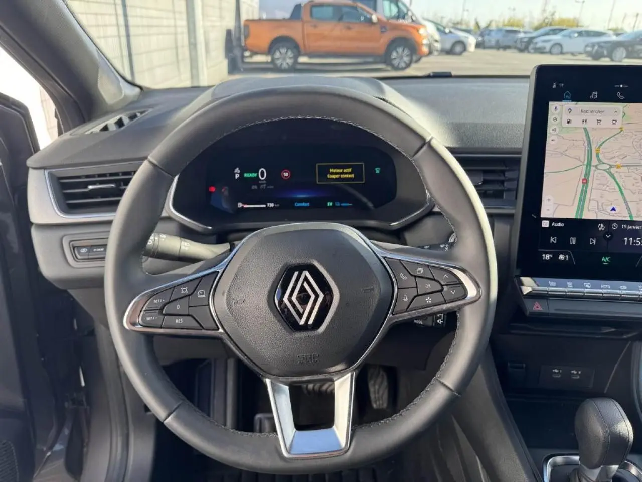 Vue intérieure centrée sur le volant multifonction du Renault Captur 2025 avec tableau de bord numérique et écran tactile.