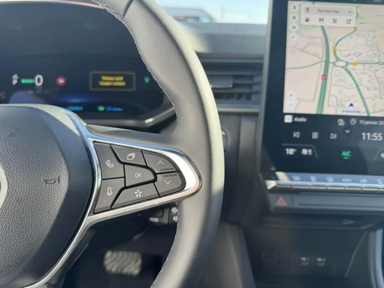 Gros plan sur le volant et l’écran tactile central du Renault Captur 2025, intérieur moderne avec affichage numérique et commandes intégrées.