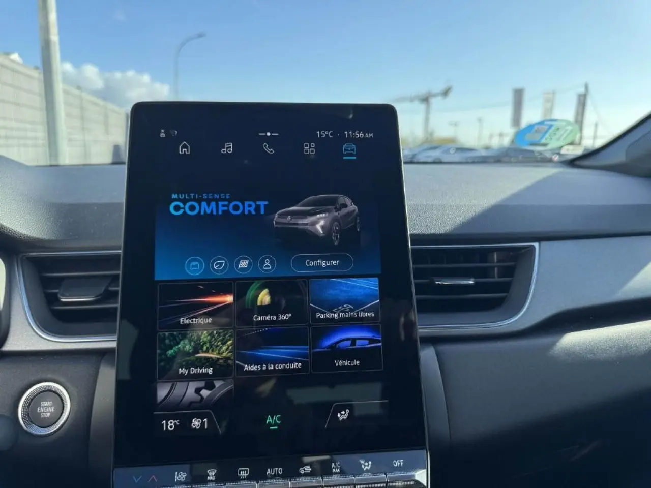 Vue intérieure centrée sur l'écran tactile vertical du tableau de bord du Renault Captur 2025, ambiance technologique.
