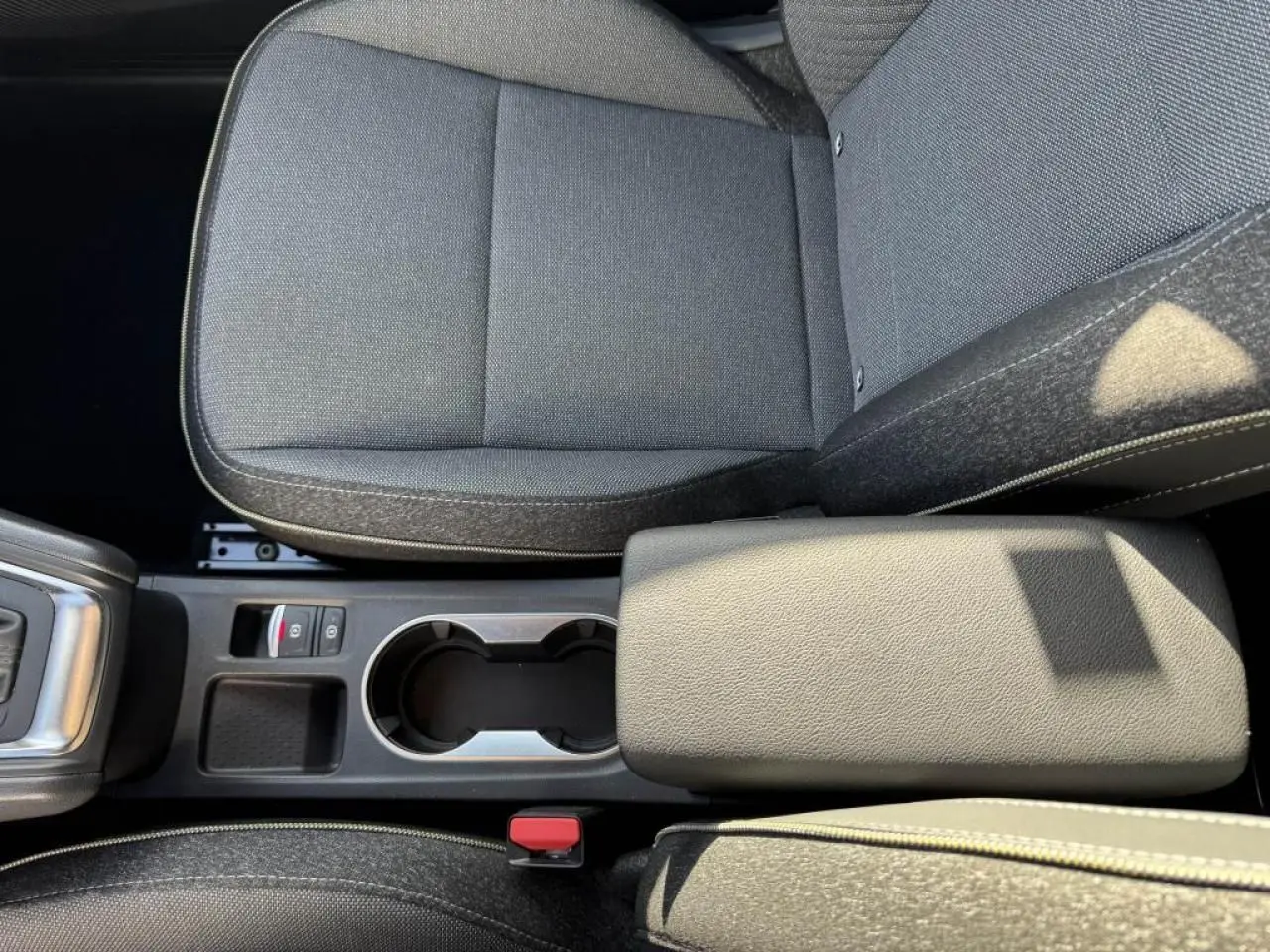 Vue rapprochée de la console centrale et siège avant gris foncé du Renault Captur II 1.6 E-Tech hybride 2025.