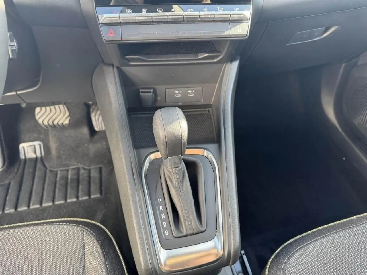 Vue rapprochée de la console centrale avec levier de vitesse automatique du Renault Captur gris Cassiopée toit noir 2025.