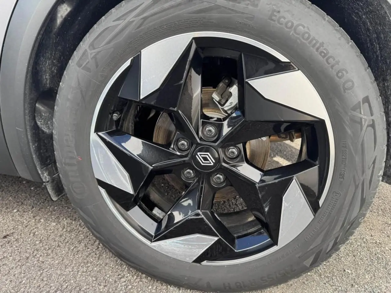 Gros plan sur la jante aluminium 18 pouces bicolore noire et argentée du Renault Captur gris Cassiopée.