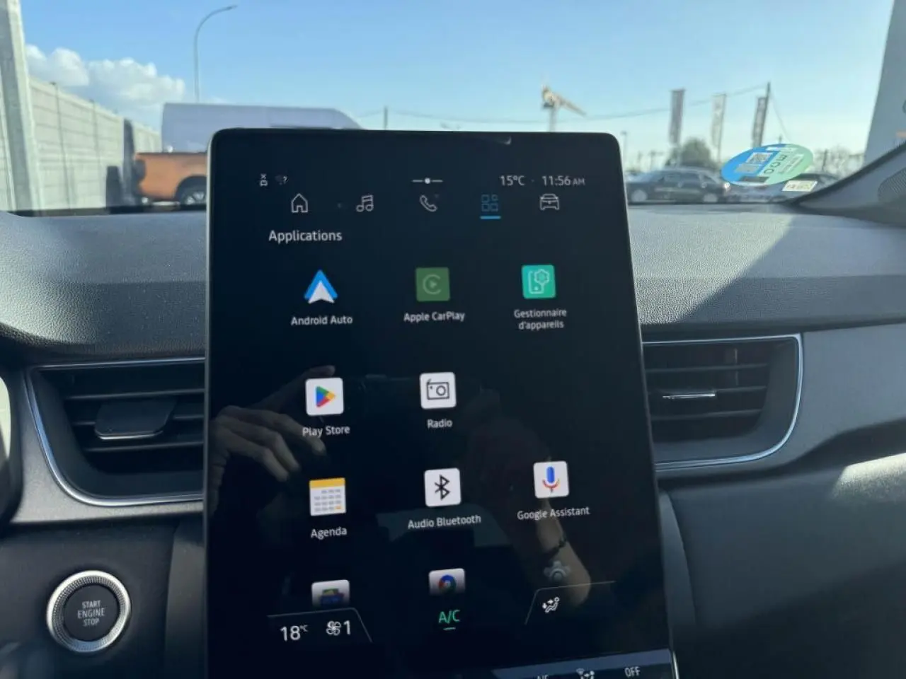 Vue intérieure centrée sur l'écran tactile vertical du système multimédia du Renault Captur gris Cassiopée 2025.