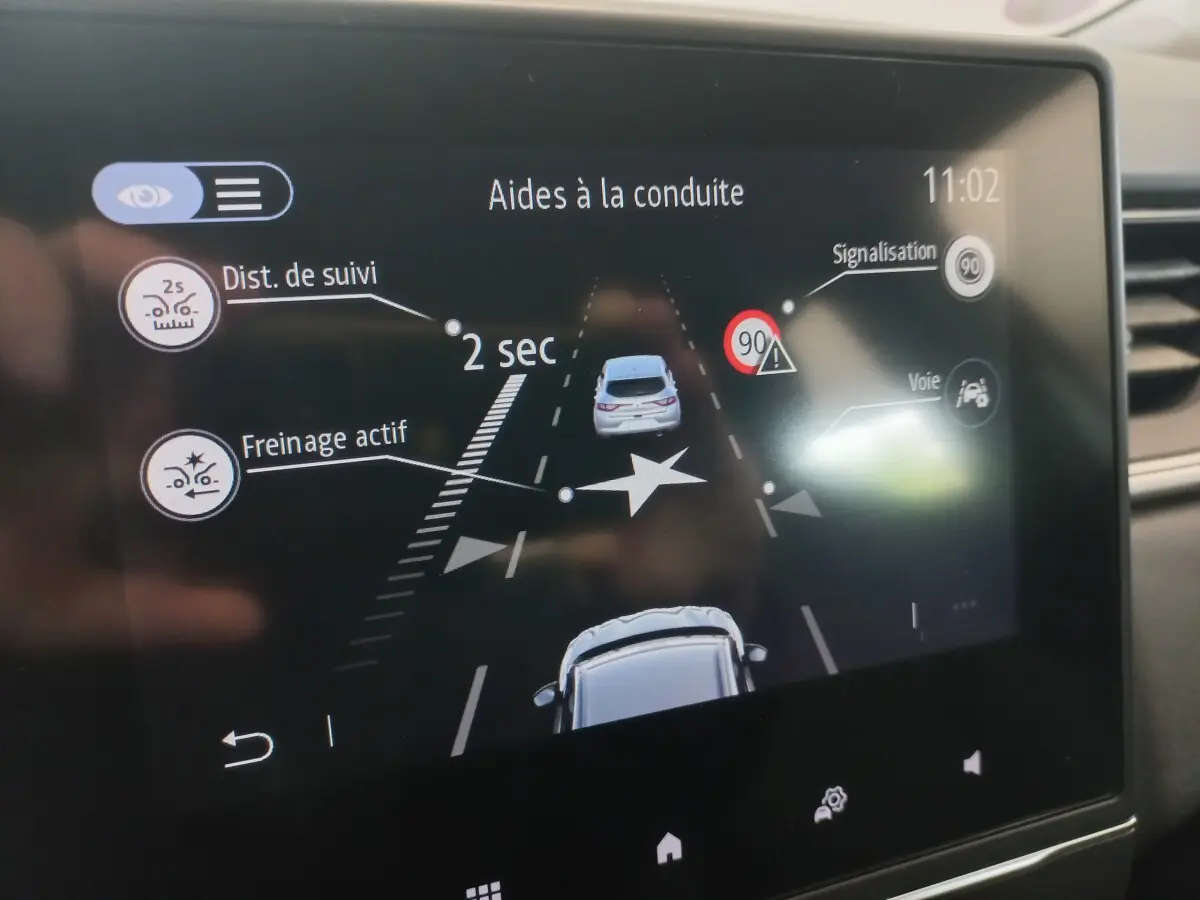 Écran tactile intérieur du Renault Captur Business 2020 montrant les aides à la conduite et alertes de sécurité.