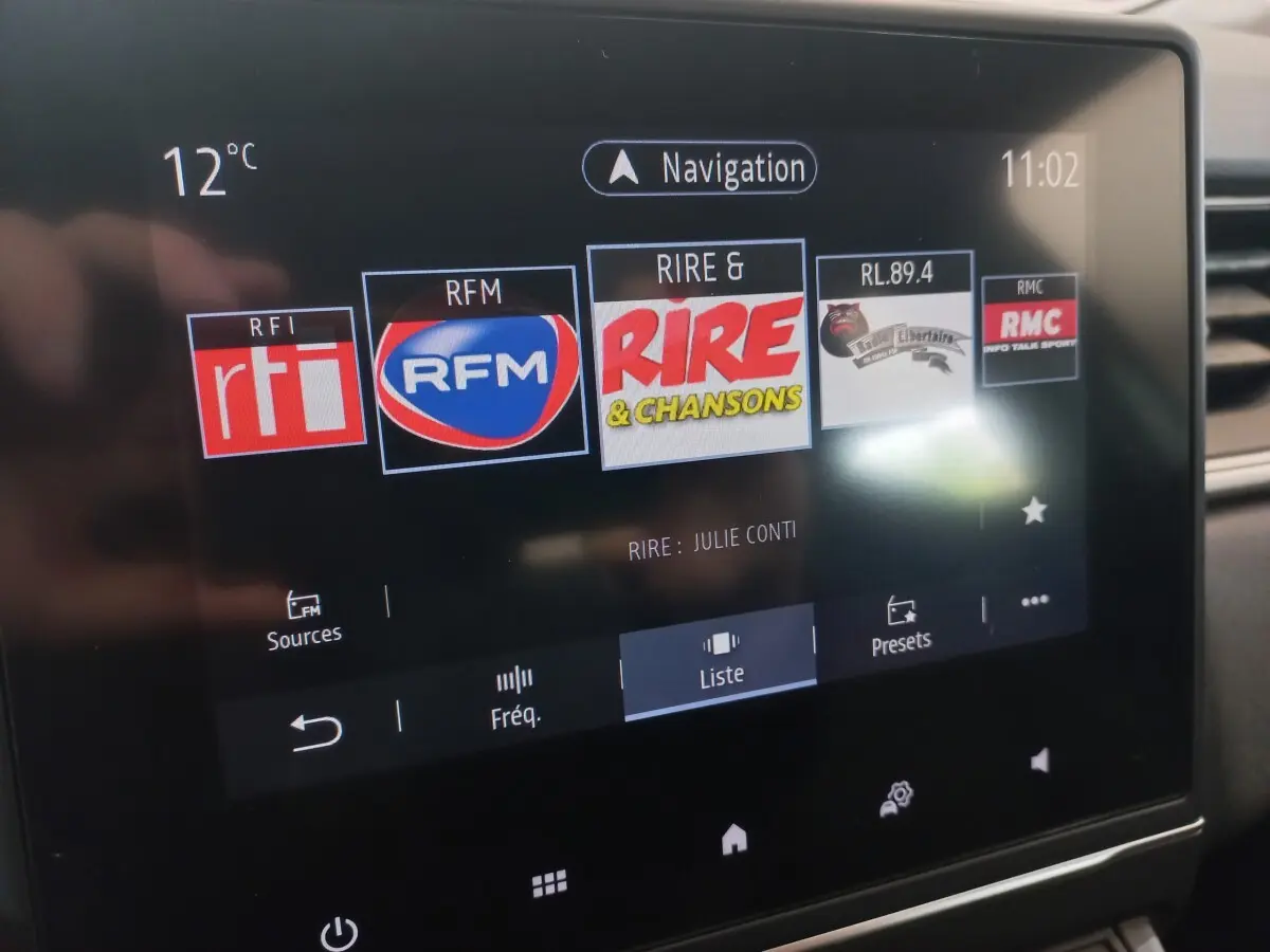 Écran tactile central du Renault Captur Business TCe 100 2020 affichant les stations radio et la navigation.