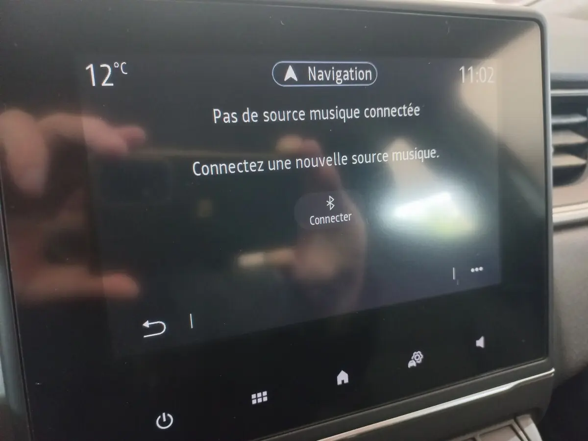 Écran tactile central du tableau de bord du Renault Captur Business TCe 100 2020 affichant la connexion Bluetooth.