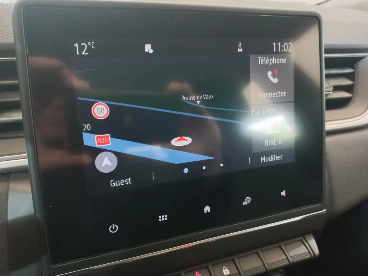 Écran tactile central du tableau de bord du Renault Captur Business TCe 100 2020 affichant la navigation et la connexion téléphone.