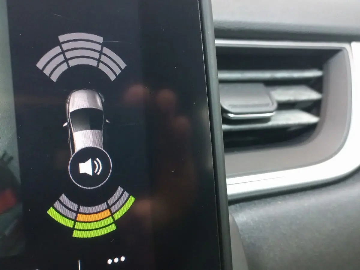 Écran tactile intérieur du Renault Captur Business TCe 100 2020 montrant l'alerte de capteurs de stationnement avant en gris clair.
