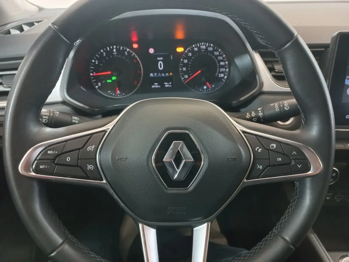 Vue rapprochée du volant multifonctions noir avec logo Renault du tableau de bord du Captur Business TCe 100 2020.