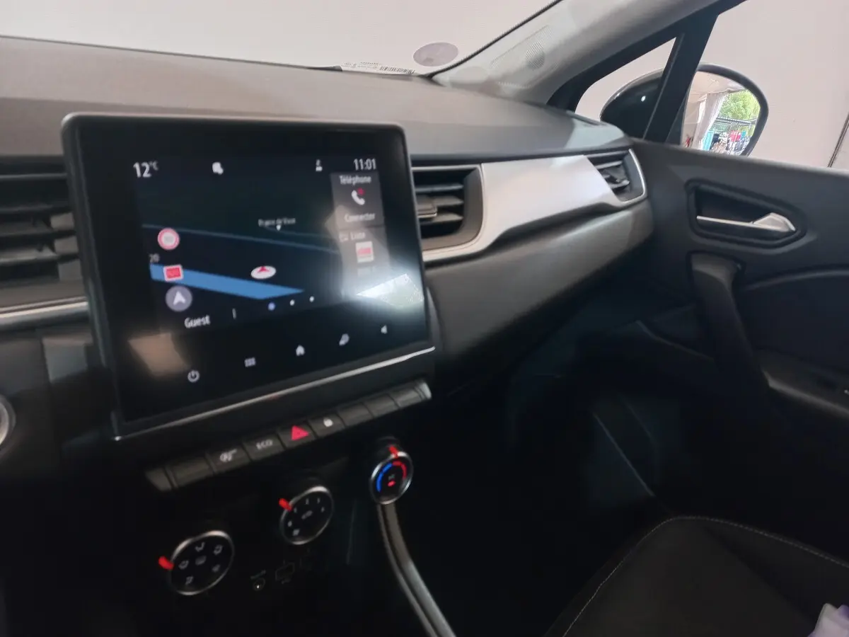 Intérieur du Renault Captur Business 2020, vue côté passager, tableau de bord noir avec écran tactile et commandes climatisation.