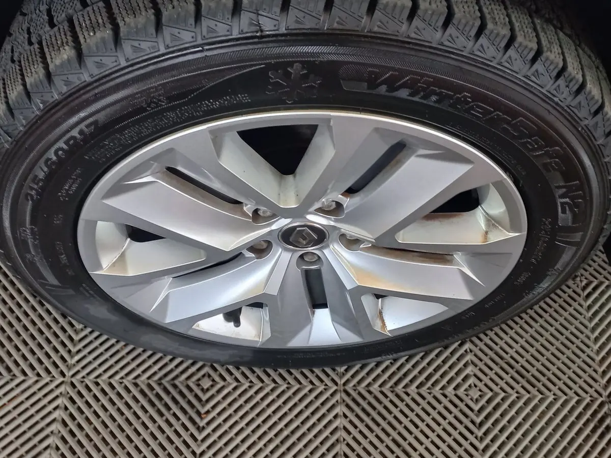 Gros plan sur la jante alliage argentée avec logo Renault au centre, montée sur pneu hiver WinterSafe N2.